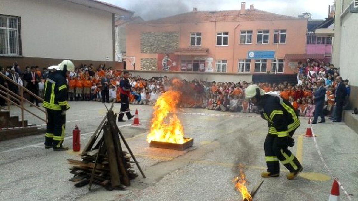 İlkokulda Uygulamalı Yangın Söndürme Eğitimi