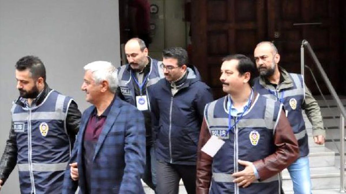 İzmir\'de \'Paralel Yapı\' Operasyonunda Gözaltına Alınan 7 Kişi Adliyeye Sevk Edildi