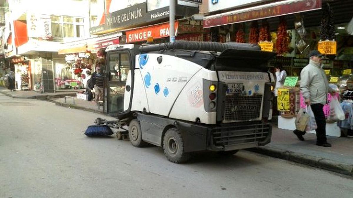 İzmit\'te Temizlik Çalışmaları Sürüyor