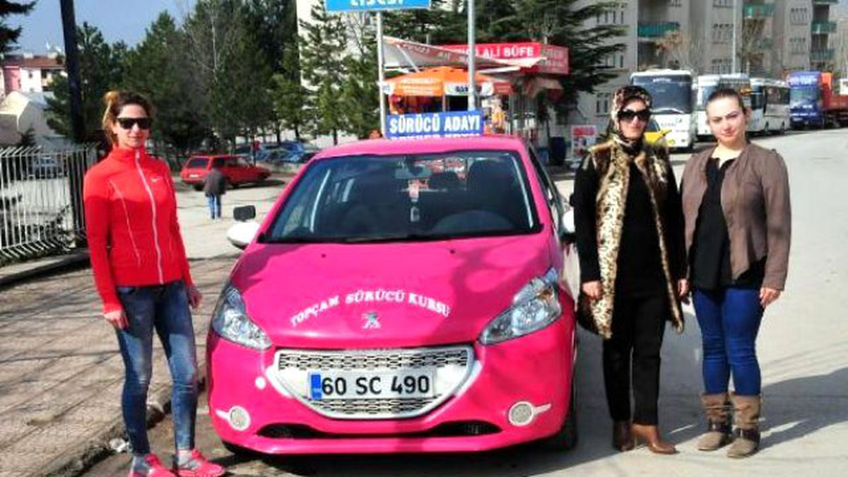 Kadın Sürücü Adaylarına Özel Pembe Eğitim Aracı