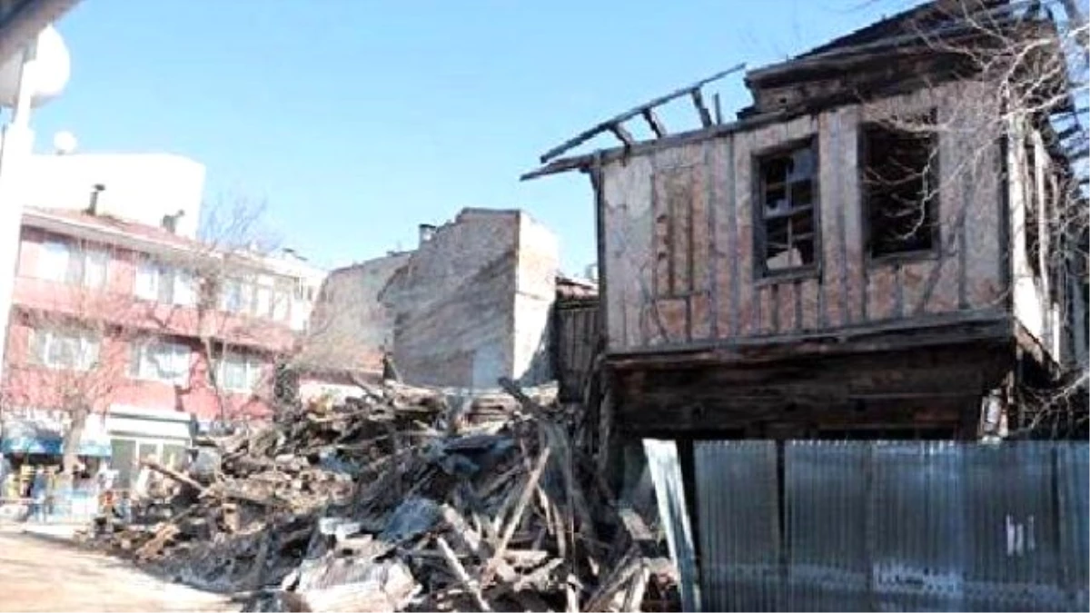 Kastamonu\'da Koruma Altındaki Aşap Bina Çöktü