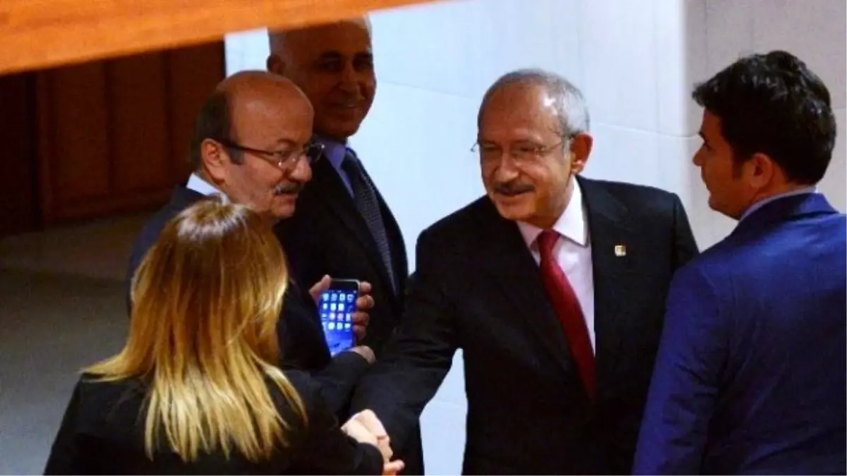 Kılıçdaroğlu, Aylin Nazlıaka ile Tokalaştı