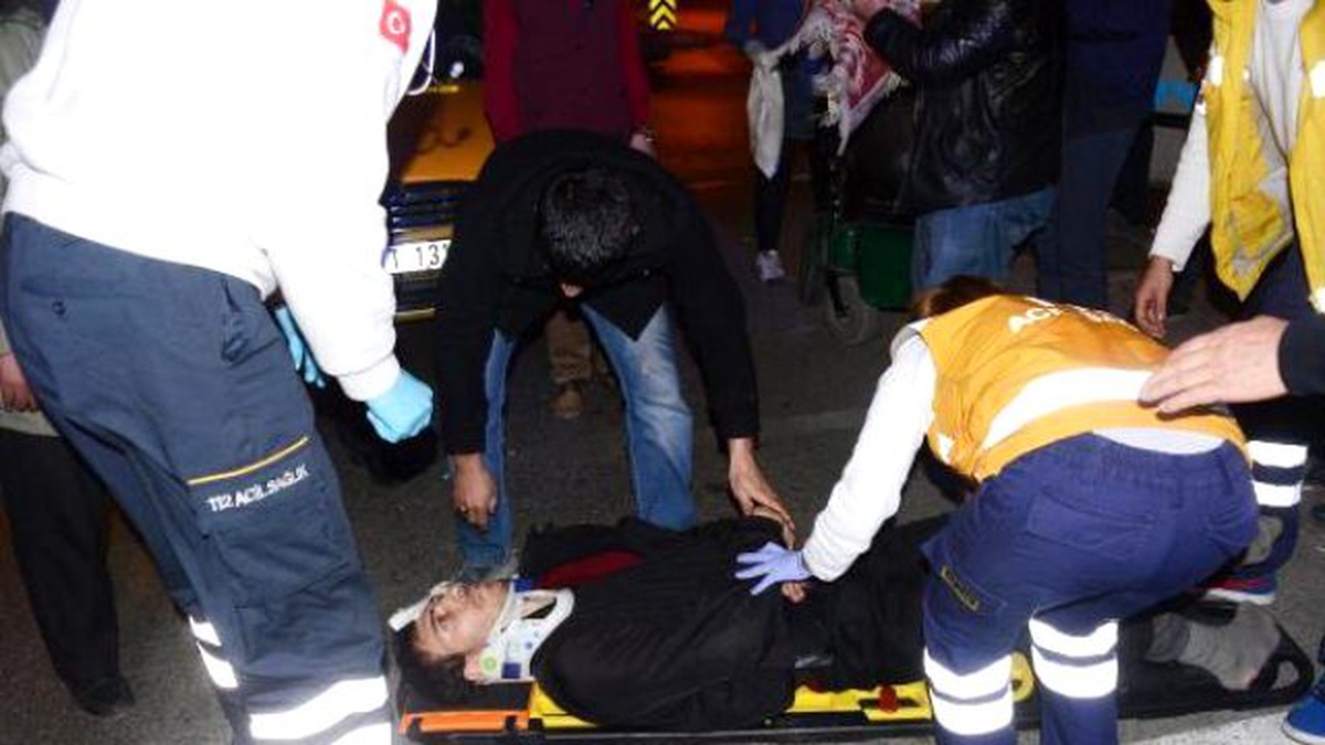Kırmızı Işıkta Geçen Engelliye Taksi Çarptı