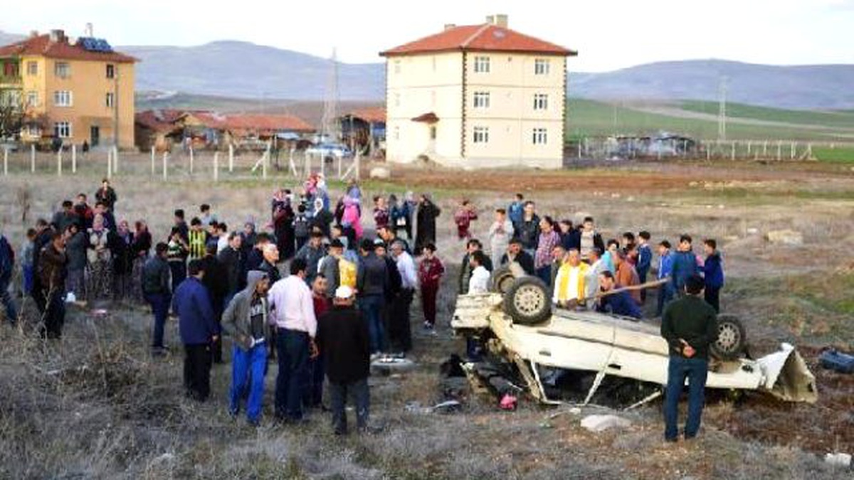 Köpeğe Çarpan Otomobil Tarlaya Yuvarlandı: 5 Yaralı
