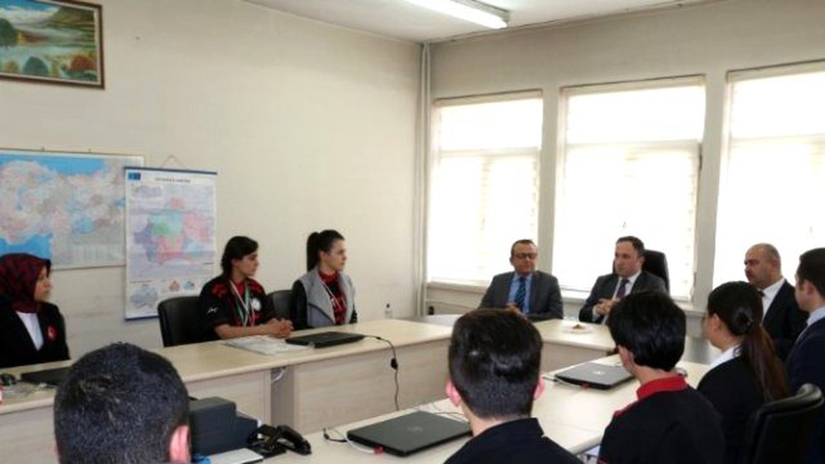 Müdür Coşkun Esen, \'En İyi Lise Ödülü\'ne Layık Görülen Okulun Öğrencilerini Kabul Etti