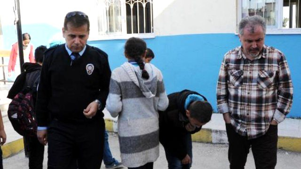 Öğrenci Kavgasına Veliler de Karıştı! Tüfek Saçmaları Okulun Duvarına Saplandı