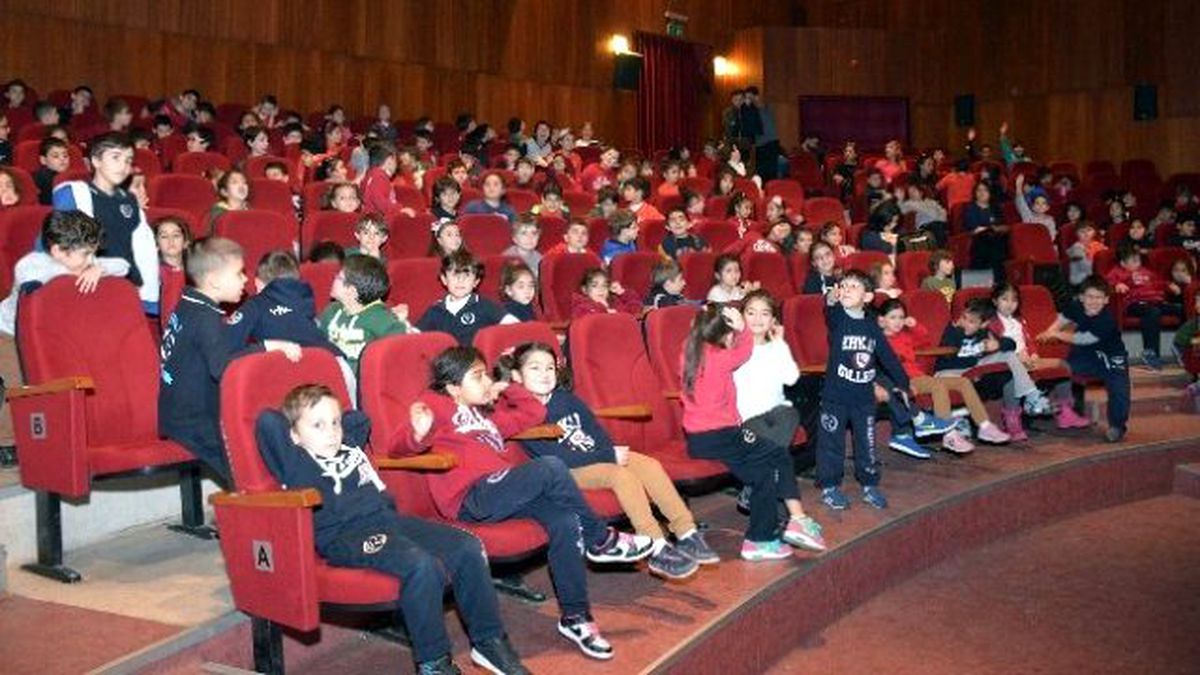 Öğrencilerin Tiyatro Keyfi