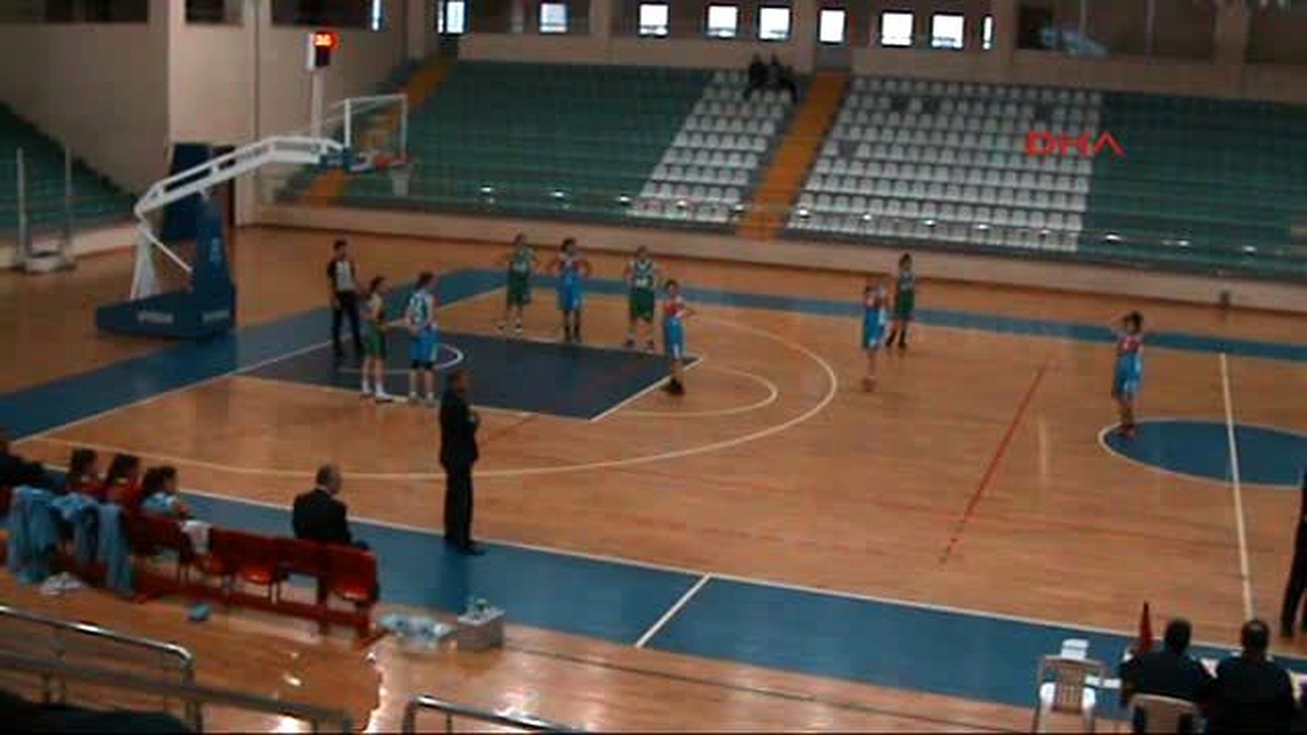 Ordu - Basketbol Maçında Antrenör Hakeme İçi Su Dolu Pet Şişe Fırlattı