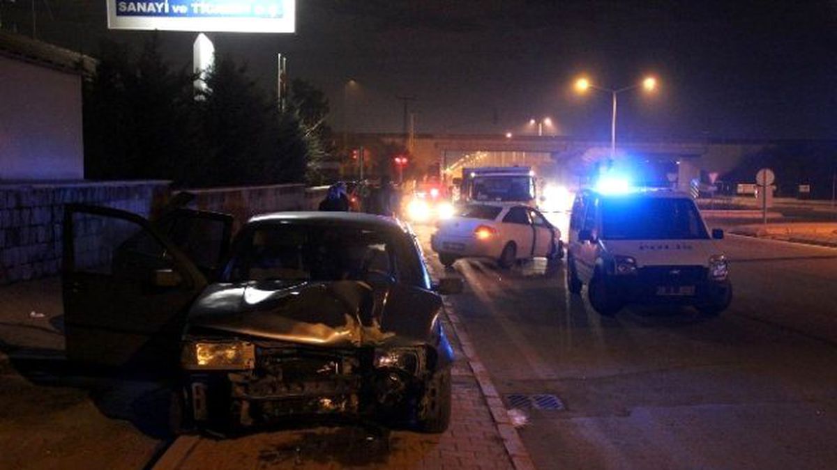 Otomobiller Çarpıştı: 4 Yaralı