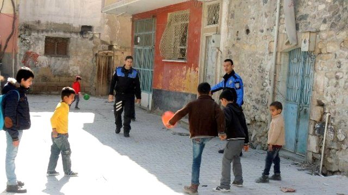 Polisler, Sokakta Çocuklarla Futbol Oynadı