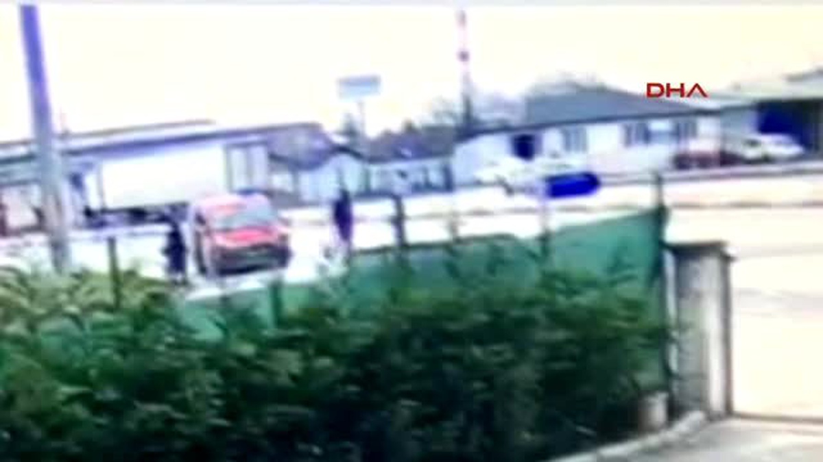 Sakarya Otomobilin Stajyere Çarpma Anı Kameralara Yansıdı