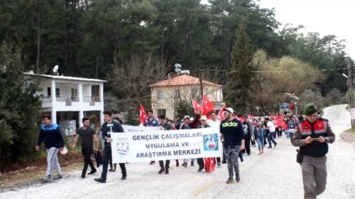 Şehitler İçin 10 Km Yürüdüler