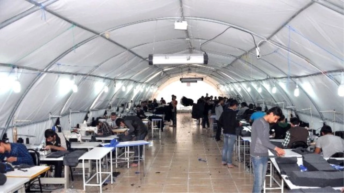 Suriyeli Mültecilere Dikiş ve Üretim Eğitimi Veriliyor