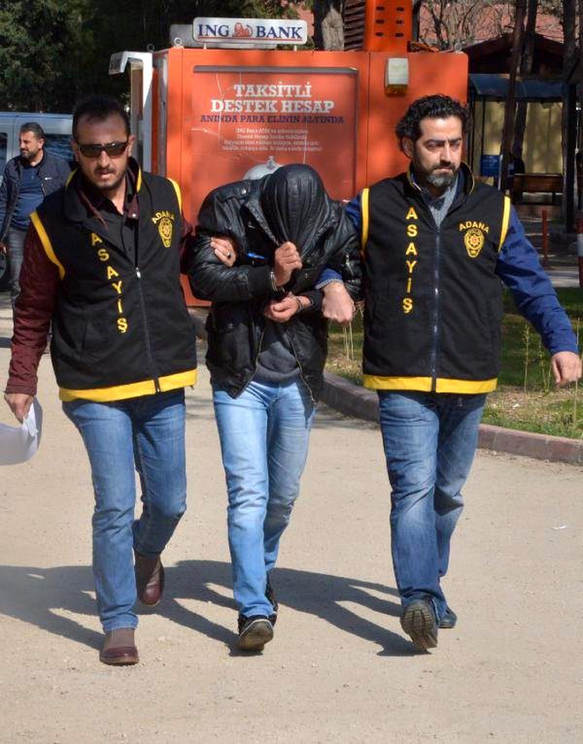 Swinger Partisine Gelen Sivil Polisleri Erotik Dansla Karşıladı