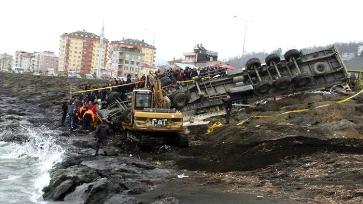 Tır, Deniz Kenarındaki Kayalıklara Uçtu: 1 Ölü
