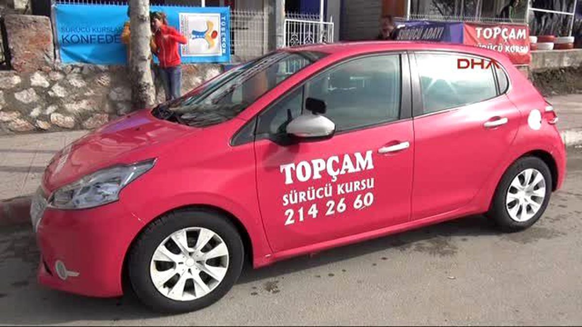 Tokat\'ta Kadın Sürücü Adaylarına Özel Pembe Eğitim Aracı