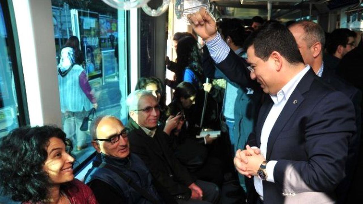 Tütüncü Tramvayda Yolculuk Yaptı