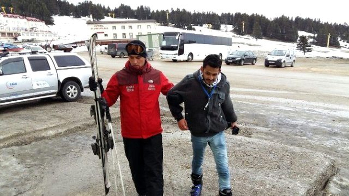 Uludağ\'da Mahsur Kalan Malezyalı Turistin İmdadına Jak Yetişti