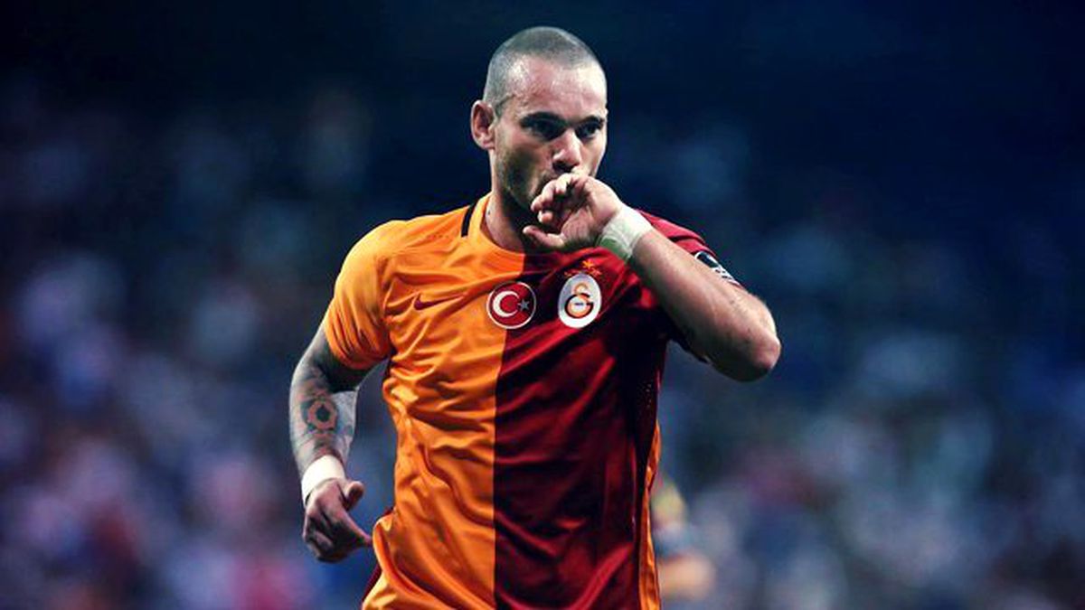 Wesley Sneijder, Formasındaki Türk Bayrağını Öptü