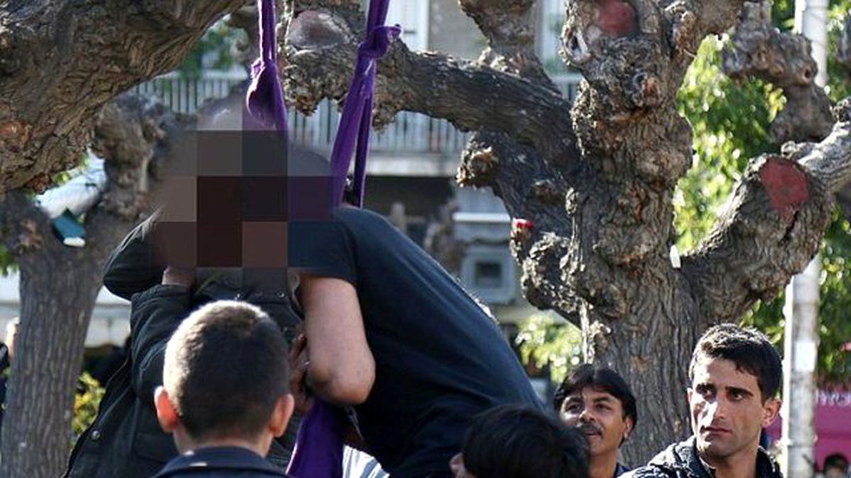 Yunanistan'da İki Mülteci, Herkesin Gözü Önünde Kendini Asmaya Kalktı