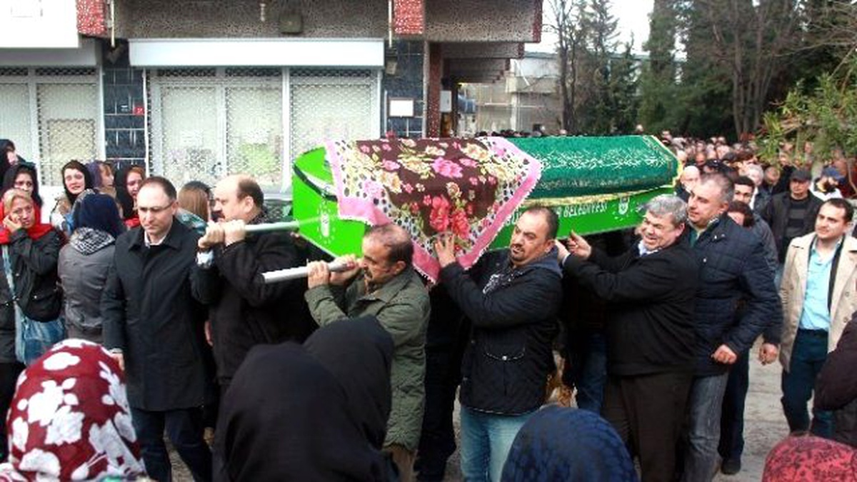 19 Yaşında Kalbine Yenik Düşen Esra, Son Yolculuğuna Gözyaşlarıyla Uğurlandı