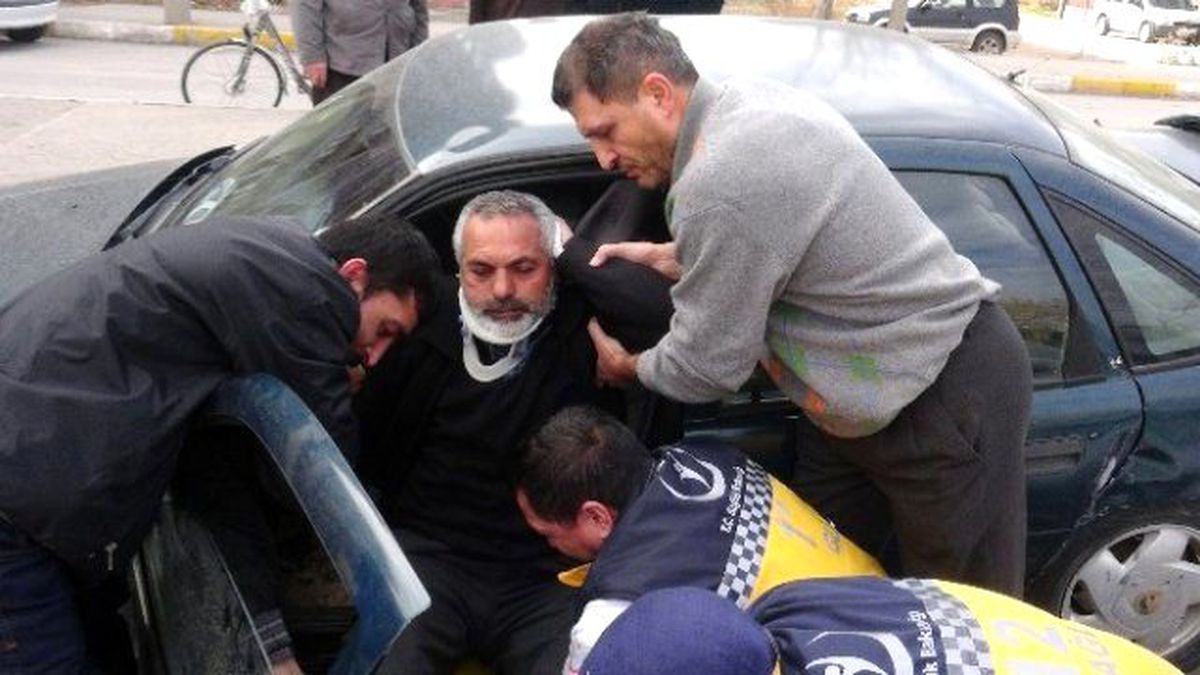 Aksaray\'da Otomobiller Çarpıştı: İki Yaralı