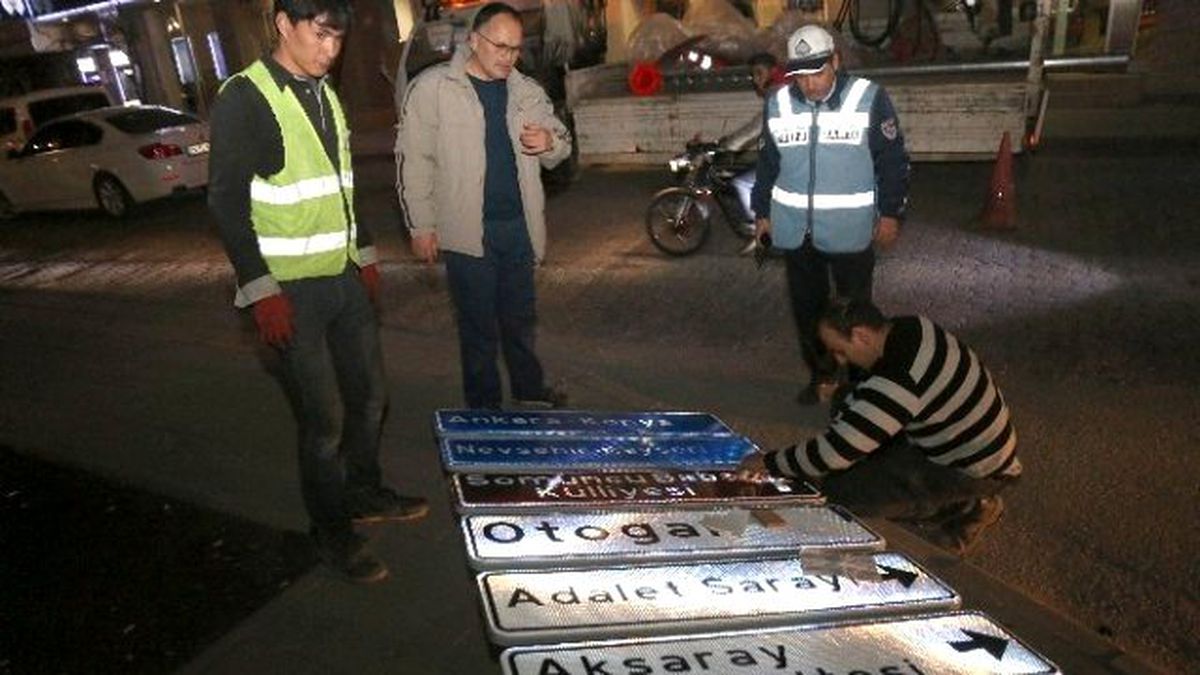 Aksaray\'da Yol ve Kavşaklara Yön Levhaları Dikiliyor