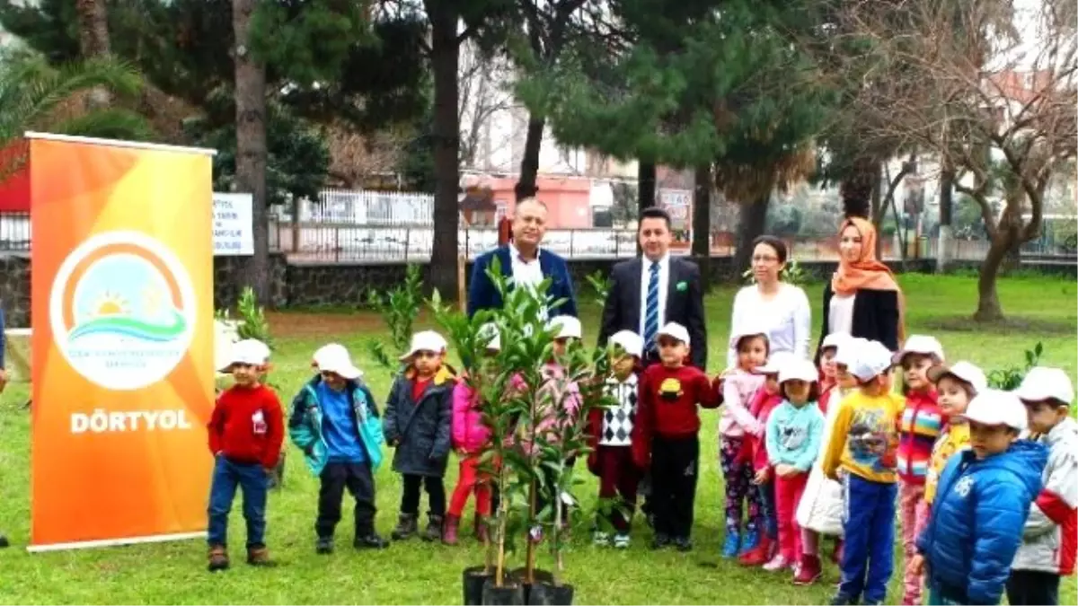 Anaokulu Öğrencileri Doğayı Korumak İçin Fidan Dikti