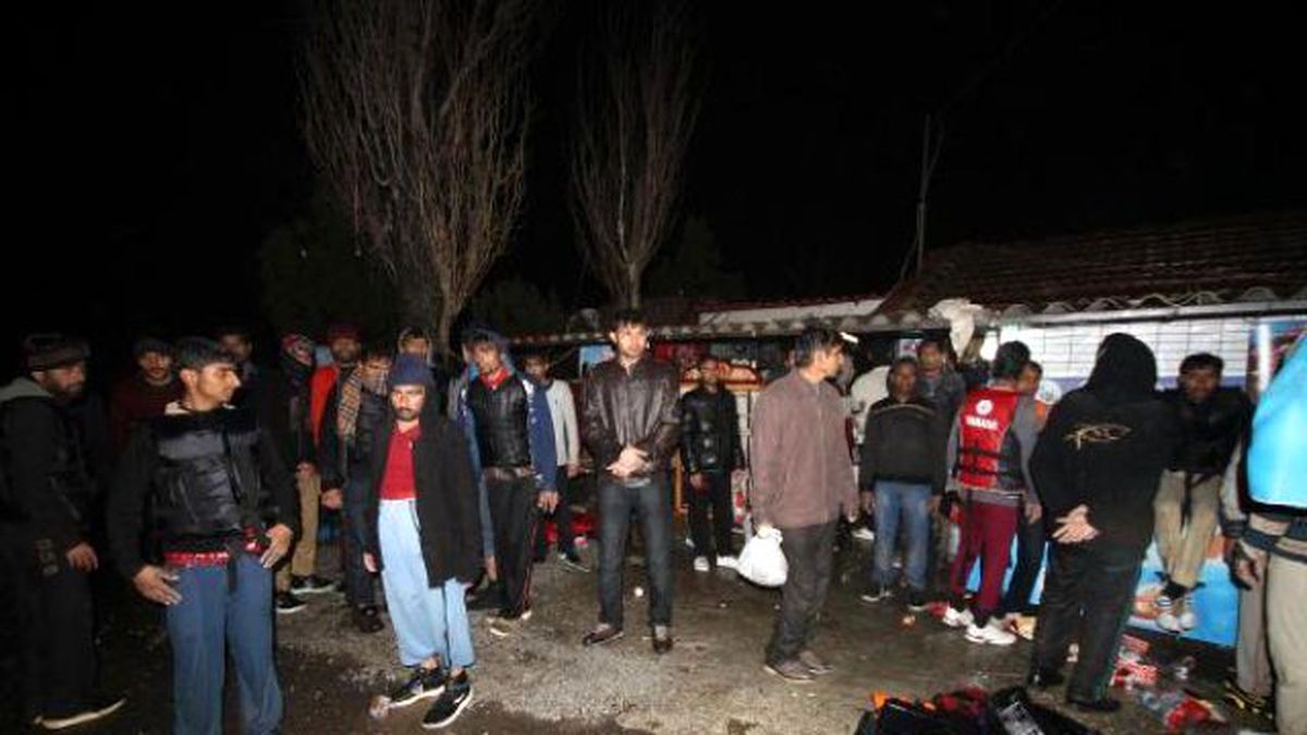 Ayvalık\'ta 100 Göçmen Yakalandı