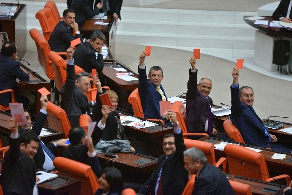 CHP\'den Kırmızı Kartlı Tepki