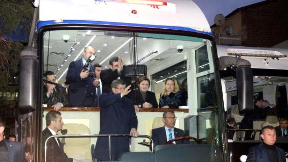 Davutoğlu: Çözüm Sürecinin Durmasının Tek Sorumlusu Silahların Gölgesine Saklanmaktan...