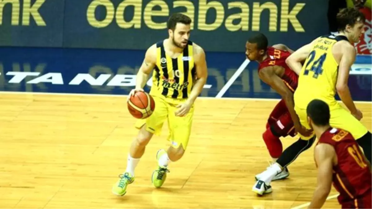 Fenerbahçe, Galatasaray Odeabank\'ı 77-68 Mağlup Etti