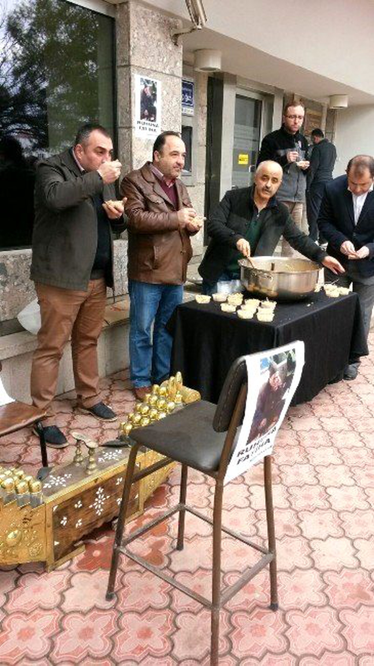 Hayatını Kaybeden Ayakkabı Boyacısı İçin Esnaf Helva Dağıttı