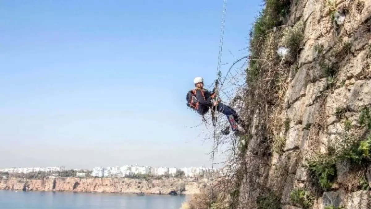 İtfaiyeden Falezlerde Nefes Kesen Tatbikat