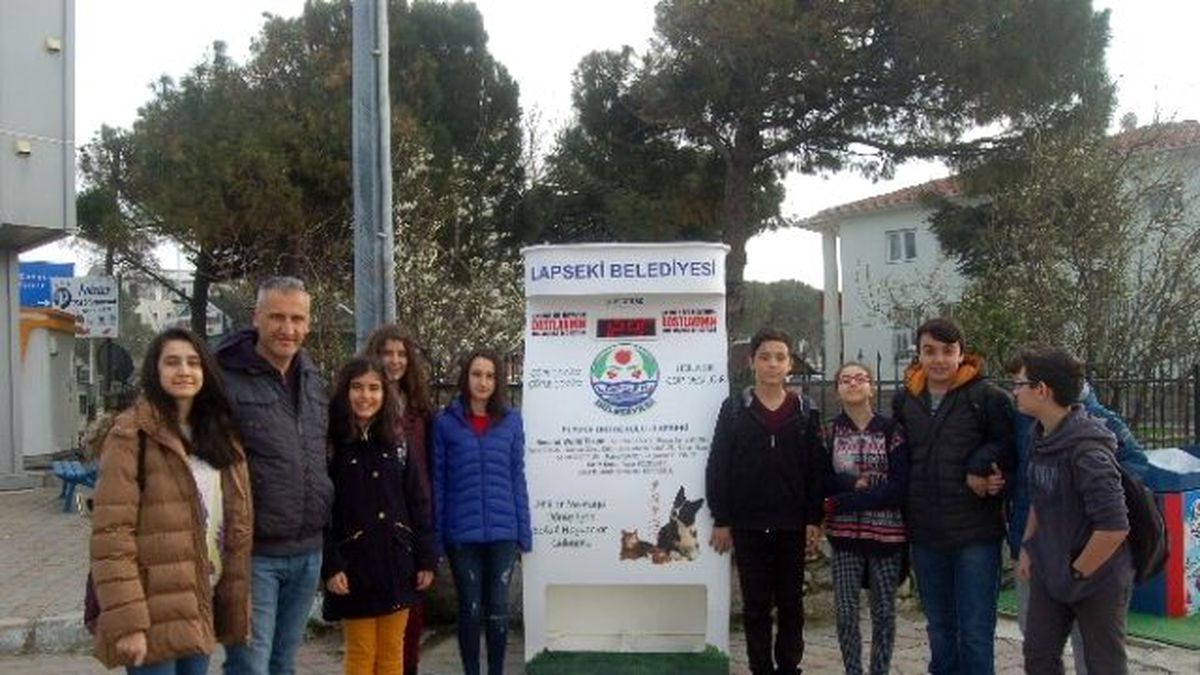 Lapseki\'de Sokak Hayvanları İçin Yem ve Su Makinesi Kondu