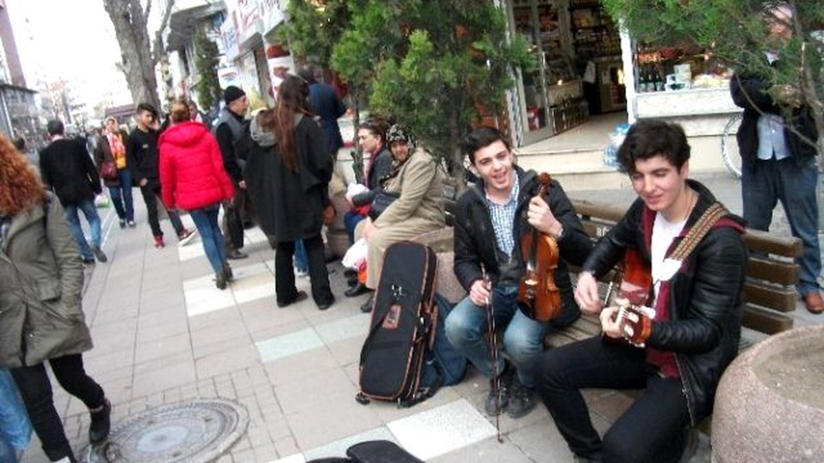 Öğrencilerden Caddede Müzik Ziyafeti