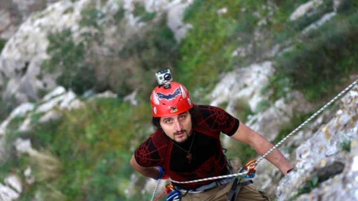 Hafta İçi Kalıp İşçisi, Hafta Sonu Extreme Sporcu