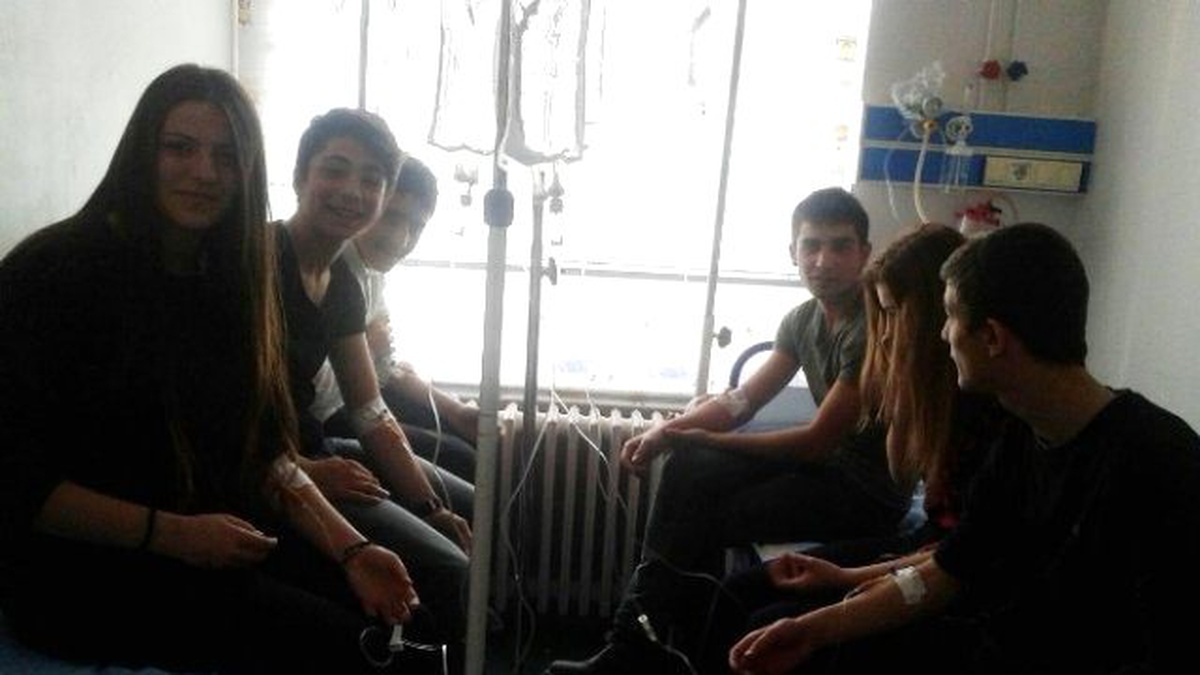 Zehirlenen Liselilerin Güle Oynaya Ambulans Macerası