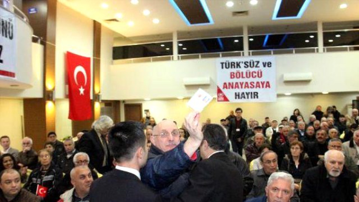 Perinçek\'in Konferansında Yeni Anayasa Gerginliği