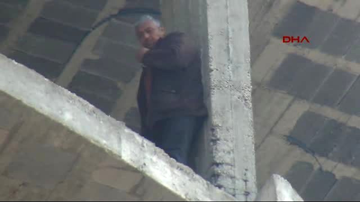 Adana İntihara Kalkışan Vatandaşı Polis Kurtardı