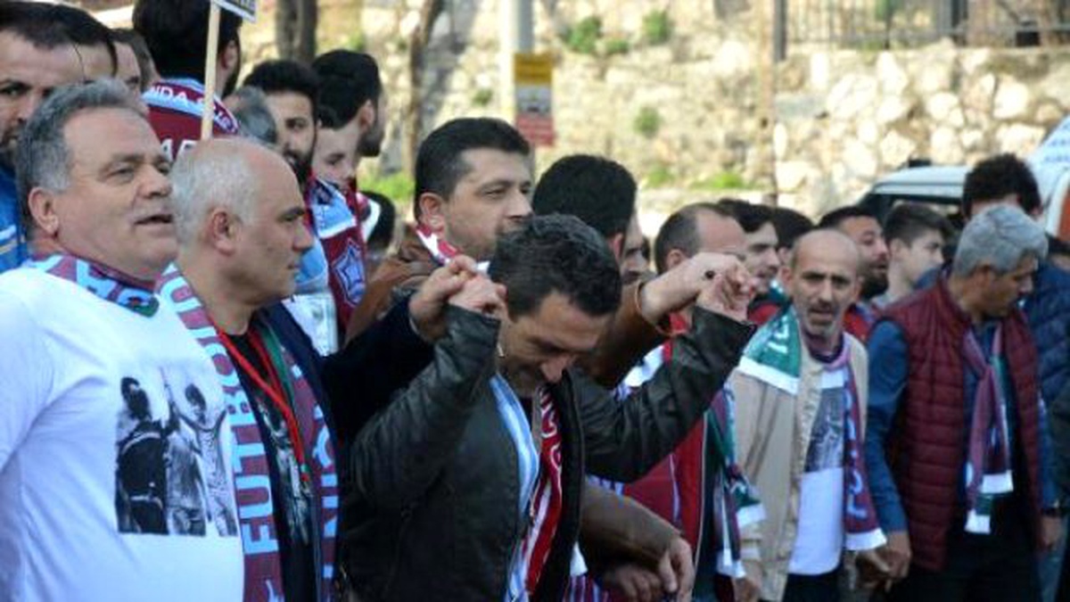 Bursaspor ve Trabzonsporlu Taraftarlardan Halaylı Protesto