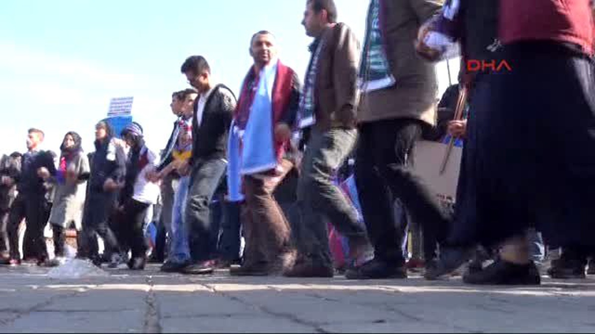 Bursaspor ve Trabzonsporlu Taraftarlardan Halaylı Protesto