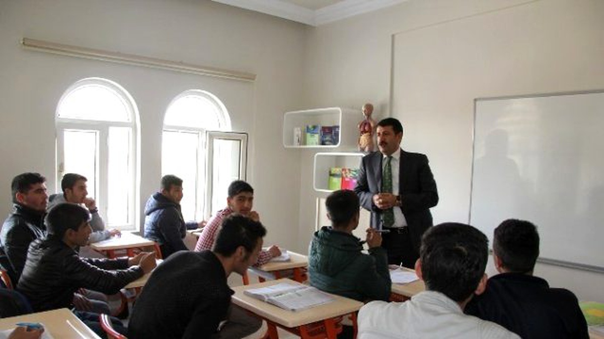 Ekinci, Öğrencilere Kaynak Kitap Dağıttı