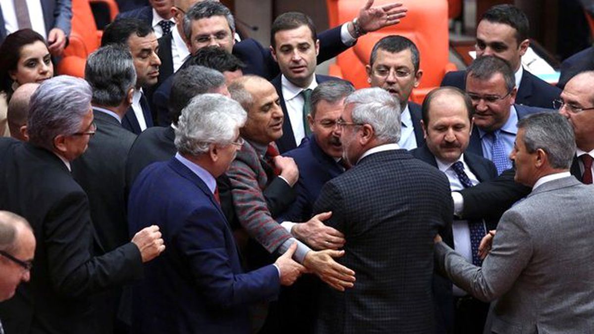 Erdoğan'ın 'AYM Kararına Uymuyorum' Sözleri Meclis'i Karıştırdı