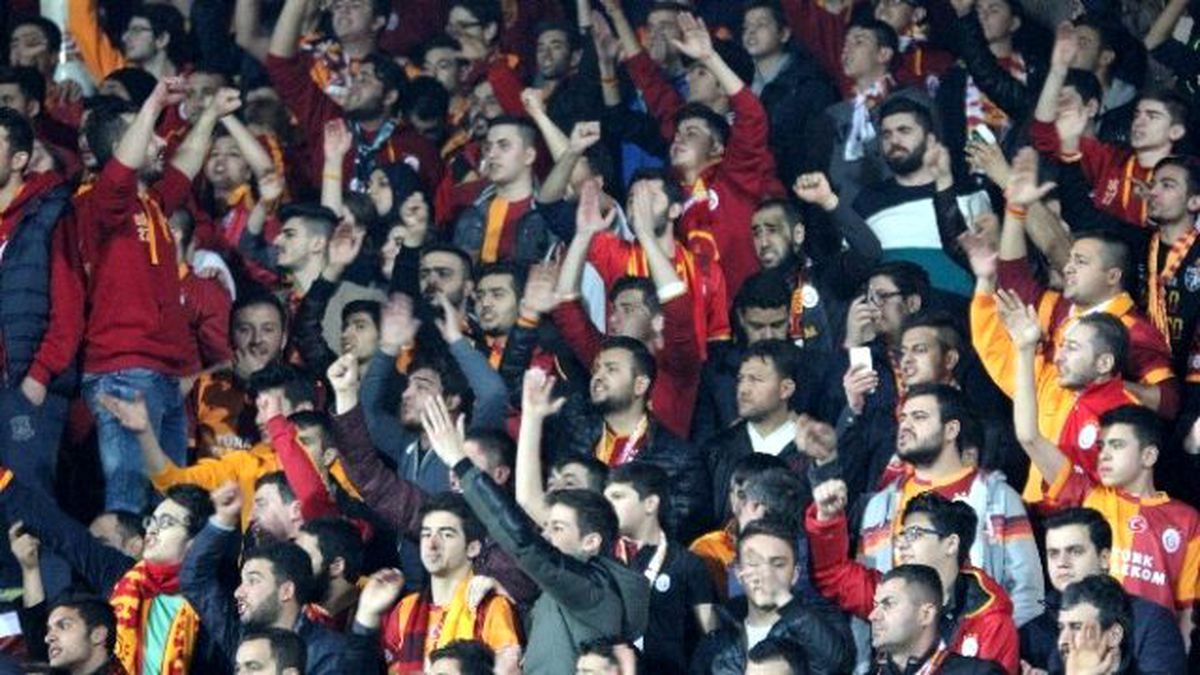 Galatasaray Taraftarı Mustafa Denizli\'yi İstifaya Çağırdı