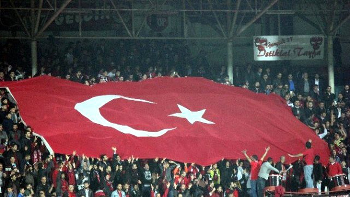 Gaziantepspor ve Galatasaray Taraftarlarından "Şehitler Ölmez" Tezahüratı