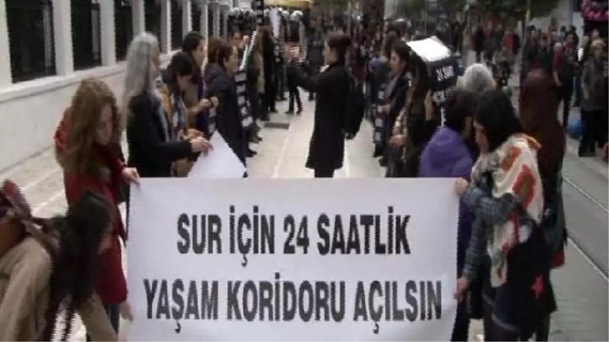 Kadınlardan "Sur\'da Koridor" Eylemi