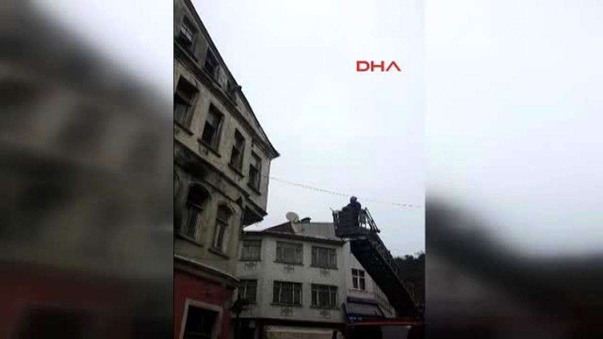 Kastamonu Çatı Katında Mahsur Kalan Köpeği İtfaiye Kurtardı