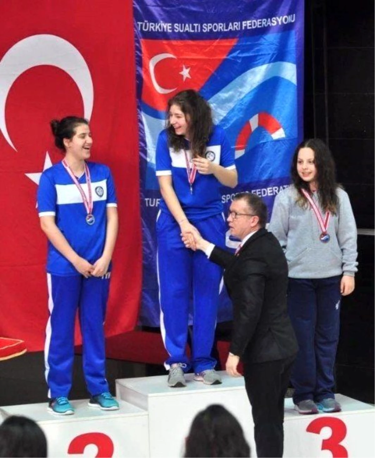 Kastamonu\'lu Zeynep, Yüzmede Türkiye Rekorunu Kırdı