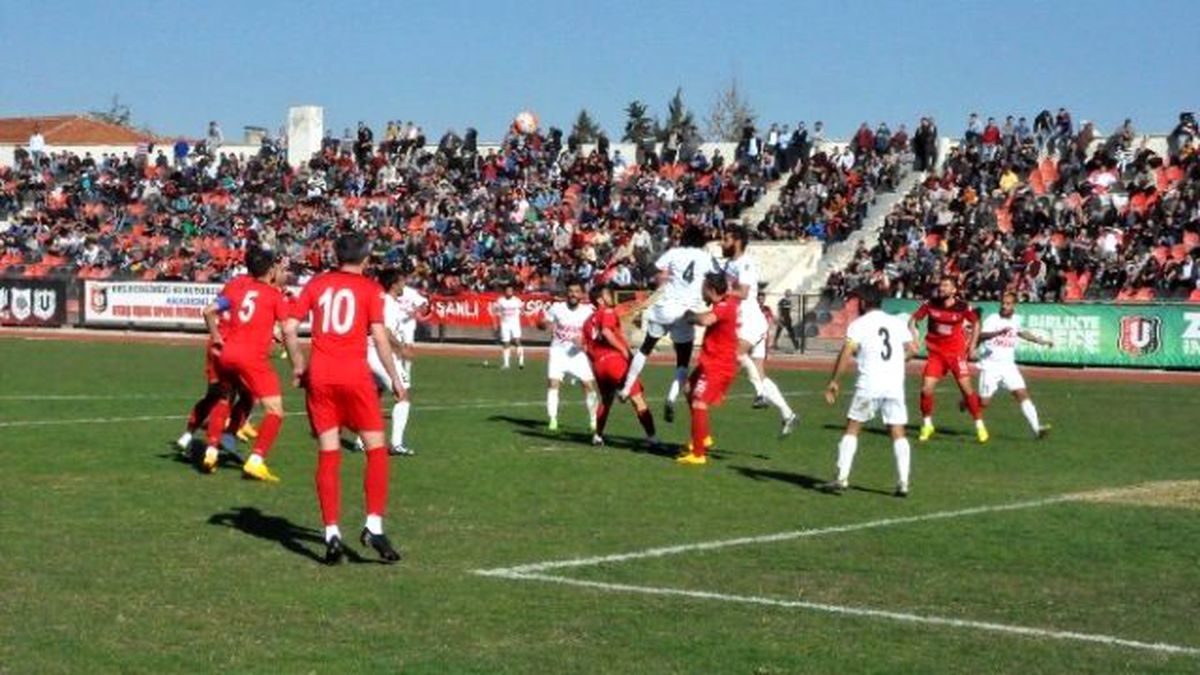 Maç Sonrası Saha Savaş Alanına Döndü